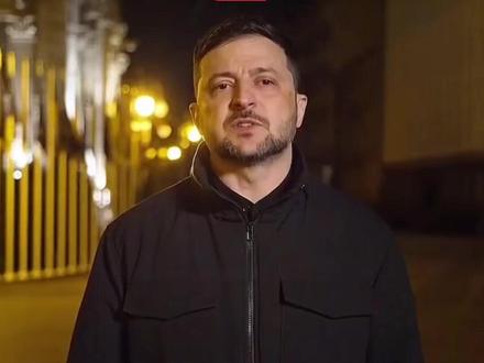 . 乌克兰谈判意愿:
· 乌克兰总统泽连斯基表示,结束冲突的步骤清单已更具可行性,内容已从原先的28点有所精简,大量关键诉求被纳入框架。
· 乌方团队已就新版草案向泽连斯基汇报,其中敏感事项他将与美国总统特朗普直接磋商。
· 乌克兰议会主席斯特凡丘克称,乌已准备好进行实质性谈判,包括领导人层面对话,但划定了红线,包括不接受对乌武装力量的限制和坚持自主选择未来联盟的权利。
2. 美国的态度与行动:
· 建设性角色:泽连斯基肯定美国展现出建设性态度。美乌代表团在日内瓦共同起草了一份19点计划,并将最具争议的领土问题、对乌安全保障等议题留给两国总统决定。
· 推动停火:据报道,双方对方案内容进行了精简,以便尽快实现停火。
· 官方表态:美国白宫否认了泽连斯基与特朗普即将会面的消息,但强调特朗普希望和平协议能尽快达成。
· 秘密接触:美国陆军部长在阿联酋与俄罗斯和乌克兰代表举行了秘密会谈,但目前尚不清楚会谈形式。
#看世界 #国际 #热门话题🔥 #每日分享