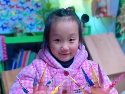 新年主题创意亲子手工——给娃用纸板DIY个迷你美甲套装,好玩到停不下来!#每日亲子游戏 #创作者中心 #创作灵感 #美甲套装#自制玩具diy