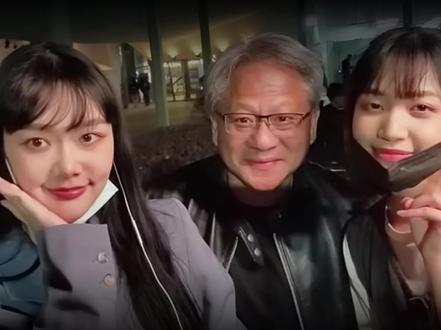 街头偶遇亿万富翁!美女街边直播巧遇亿万富翁Nvidia创始人黄仁勋,现场点歌三人合唱。#直播 #英伟达 #黄仁勋 #芯片 @抖音小助手
