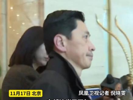 日本外务省官员金井正彰走出下榻酒店,前往日本驻华大使馆。凤凰记者追问:日本会修改有关"台湾有事"的言论吗?面对追问金井正彰一言不发#中国 #日本 #高市早苗