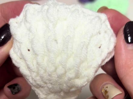 海洋毛毯之贝壳教程来咯‼️
R1: 6ch 倒数第四针2F,3F,3F
R2:2ch,6(内钩F,ch),内钩F,锁针空隙处T
R3: 2ch,6(外钩F,锁针空隙处F),外钩F锁针、空隙处T
R4:2ch,6(内钩F,F),内钩F,锁针空隙处 T
R5:2ch,6(外钩F,2F),外钩F,锁针空隙处T
R6:ch,X内钩T,2T,内钩F,2F,内钩F ,F, E,内钩E,E,F,内钩F,2F,内钩F,2T内钩T,x
R7:ch,7(外钩T,ch,sL,sL,ch),ch,
继续沿着边钩7X,sl,2ch,3T,2T,3T,3c h,sl,7X,sl
#手工编织零基础教学 #毛线钩织 #手工钩织教程 #钩织贝壳图解 #海洋毛毯