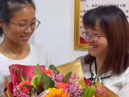 2021年安徽高考考得比较好的两个学生返回合肥市瑶海区大通路小学看望老师