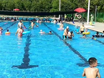 孩子学游泳,深水浅水大不同!#露天泳池