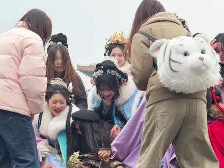 这次美女们真的给金贼扒了啊!注意细节! #搞笑视频 #美女 #细节操作 #清明上河园 #反转