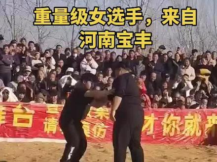 重量级女选手对付男选手!精彩不精彩你说的算!#自由式摔跤 #观众视角 #摔跤选手申请出战 #场地赛 #大战