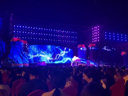 听说导播把《如愿》失误切走了,没事我会出手,快来看大明星唱如愿
《如愿live版》
#云南大学百年校庆