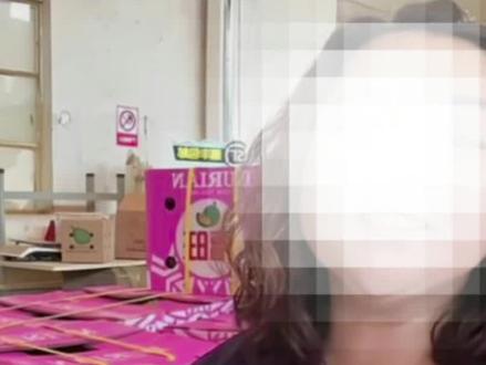 这得吃多少榴莲啊?
这就是白嫖榴莲的女主,看她那圆润的脸蛋,富态的气质,孕妇的身材,得吃多少榴莲才能保养的这么好啊,如果以后吃不到榴莲,她该怎么办啊?
我挺羡慕她的,我这辈子都没吃过一次榴莲,而她却可以靠吃榴莲全网大火,也算光宗耀祖了!