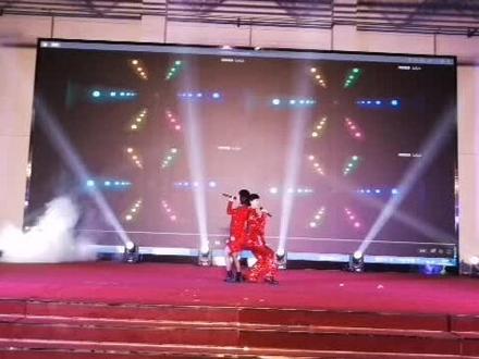 靖远二中英语组两位美女老师唱英文歌曲《price tag》,嗨爆全场!#演出现场 #英文歌曲 #靖远二中英语组