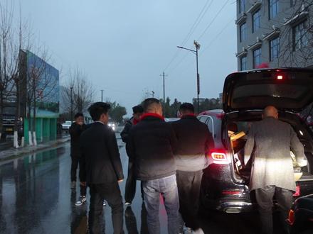 婚礼 新郎发烟的姿势真帅,这路上就发了六次烟#婚礼 #接亲队伍 #婚礼跟拍