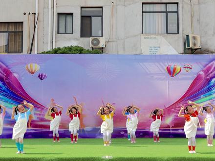 分享我的小可爱们~今天上台表现还不错哦~#跳舞 #幼儿舞蹈 #六一节目#糖果屋的小老虎 #我要上热门抖音小助手