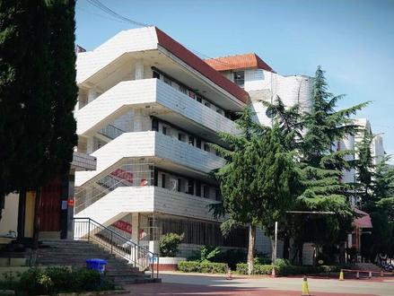 即使以后不再同路,能与你并肩走一段,实属有幸。一定要闪闪发亮,在我看不到的地方也是。#高考 #2023高考加油