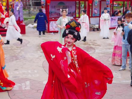 我愿称之为 都江堰版万岁山!非常好玩的国风仙侠小镇,两大实景主秀+四大主题巡游+百余场氛围演出,根本玩不够!#梦回青城 #梦回青城一步一戏 #四川首个沉浸式演艺小镇开园 #成都梦回青城演艺小镇盛大开园