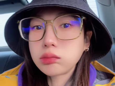 极限转机一小时也要打卡的北京大兴机场美食大套攻略 想吃的店分散的很严重 还是建议预留足够的时间慢慢品尝美食 一个小时真的太极限了😭
不过带上飞机也是一种不错的享受😎谁能想到我有一天会在飞机上吃日料呢😅
🔥国内出发哈 非国际🙅♀️ 线上好像有直送登机口的选项…但我实在不放心送达时间…
1️⃣老舍茶馆
📍安检前 值机4层F岛后侧扶梯上楼,外婆家隔壁
🧋杏仁豆腐牛乳茶 💰26
安检前要喝完
2️⃣美珍香
📍安检后 登机口A11附近 EggBomb也在这
🧀芝士肉干吐司🍞 💰35
要等20分钟 预留好时间
3️⃣阳阳·国饭
📍安检后 登机口B20附近
🍤虾仁烧卖 💰22
出餐很快 兰熊鲜奶就在它隔壁 可以带上飞机慢慢喝
#大兴机场美食 #美食攻略 #旅游攻略 #吃货日常 #美食推荐