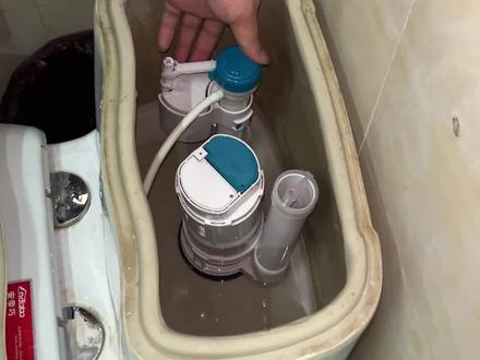 马桶冲水一直响不用愁,这个视频带你轻松排忧解难! #马桶维修 #水电维修 #知识前沿派对 #生活小妙招 #啄木鸟家庭维修