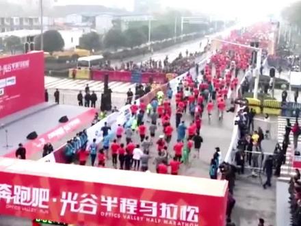 #小布快报 【2023#光谷马拉松 来了!27、28日,武汉这些道路禁行!】2023奔跑吧?光谷马拉松(“武鄂黄黄”马拉松光谷站)(以下简称“光马”)将于10月28日(星期六)上午7:30开跑。届时,将有1.64万名运动员分别参加全程马拉松、半程马拉松、12公里健康跑及企业接力跑。比赛起点设在珞喻路华中科技大学大门东侧,12公里健康跑终点设在光谷网球中心,半程马拉松终点设在光谷中央生态大走廊LOGO广场,全程马拉松、企业接力跑终点设在未来科技城,比赛时间约6小时15分钟。比赛期间将对部分道路分时、分路段采取临时性交通限制措施。(素材来源:武汉市公安局交通管理局 光谷融媒体中心 视频编辑:wwagain)