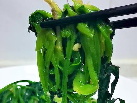 清炒菠菜到底需不需要焯水?菠菜翠绿少水无涩味,这才是清炒菠菜最科学、最简单、最香滑的做法,没有之一。#家常菜 #抖音美食创作人