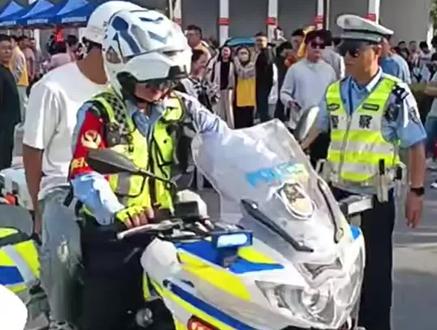 考生忘带准考证,交警一路护航取回!#护航高考交警同行 @公安部交通管理局