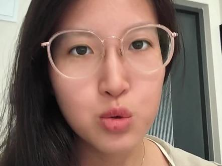 收藏100篇爆文,不如逮住10篇往死里拆 做自媒体最亏的,是每次都从零开始。
今天熬半天写完一篇,明天面对空白文档,又像失忆了一样。收藏夹再满,也只是替别人的成功找了个仓库。
真正属于你的,是你能从一篇爆文里带走什么。
会写一篇,只能赢一次。会拆一类,后面的每一篇都能踩着前面的经验往上走。
Codex和AI最值钱的地方,从来不是替你写。是把你的判断存下来、放大,然后反复用。
做自媒体做了很久还越来越累,问题多半不在内容少。而是你只积累了作品,没有积累方法。
#自媒体 #起号 #ai #ai工具 #抖音运营