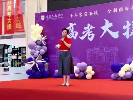 国家级运动健将刘峡君放弃复旦本硕博连读后复读 国家级运动健将刘峡君在母校宜宾东辰学校复读一年考462分,有望清华北大。去年曾放弃复旦大学本硕博连读。