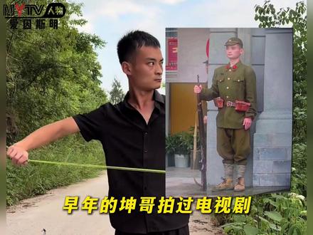 气质哥人物解说 他是现存唯一的三星堆青铜面具人。白天装气质,晚上弹谷子。白天穿梭在各个公园和街道,每次转弯还会开双闪。晚上化身阴乐家弹谷子。#气质哥 #南充坤哥 #抽象 #爱因斯明 #青年创作者成长计划