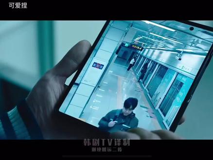 韩国又出恐怖片了!《诡异列车》定档消息刚爆,就被网友追着问。
这部片子导演是卓世雄,拍过不少让人后背发凉的作品。主演阵容也挺有看头,朱贤英、全裴修都是恐怖片常客,演起吓人戏码手到擒来。还有崔普闵、金智仁加盟,新鲜面孔撞上惊悚题材,不知道会擦出什么火花。
故事舞台选在列车上。想想看,密闭空间里,怪事接二连三。灯光忽明忽暗,窗外闪过黑影,乘客一个个不对劲……光是脑补画面,就够让人起鸡皮疙瘩。
原定7月2日上映,后来改到7月9日。不少网友调侃,难道是片子太吓人,需要多做心理建设?不管怎么说,喜欢恐怖片的观众已经搬好小板凳,就等开映那天敢不敢走进影院了。#强烈推荐 #电影 #上热搜 #高能名场面 #胆小慎入