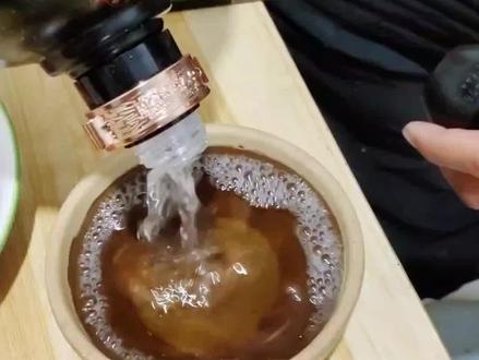 又香又脆的杏仁你们吃过吗?这是我童年的味道。我小时候俺家里有几棵大杏树,每年都能拾很多杏核,把杏仁砸出来经过腌制,就是一道难得的美食!