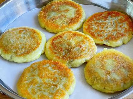 2个土豆一小碗糯米面,教你做美味的土豆饼,软糯香甜好吃不粘牙 #土豆饼 @抖音小助手