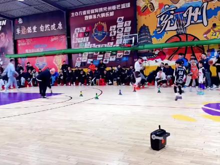 ⚠️ 普通运球练1000次,不如梅花桩练100次!
孙阳指导教练员专属课:
从桩间距把控到重心转换,全是干货
帮你打造会“绕桩”的突破手
篮球教练必看,训练不迷路#篮球教练#孙阳指导#梅花桩运球#少儿篮球#小篮球教练培训