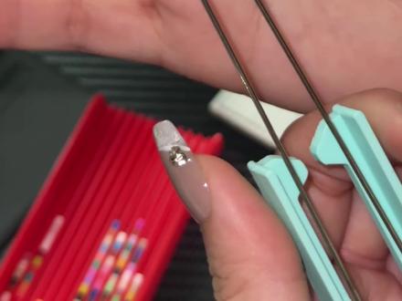 双针豆笔不好用?一条视频帮你获得专属手感。
很多乖乖觉得豆笔不好用,导致一直不会用拼豆笔,可能是因为针变形了,但是只要调整好了,其实都会很顺手的。肌无力的乖乖捏不住豆笔,可以给笔头上套一根细橡皮筋,黑色的那种细的,会拽掉头发的,hhhhh。希望有帮助到大家哦。还有不懂可以敲敲我哦
本条视频不针对任何一支豆笔,不可以盗用作为商业用途。所有双针豆笔都可以用视频方法调整。#我染上了拼豆 #手工制作 #双针豆笔
@抖音小助手 @抖音创作灵感 @抖音创作小助手 @DOU+小助手