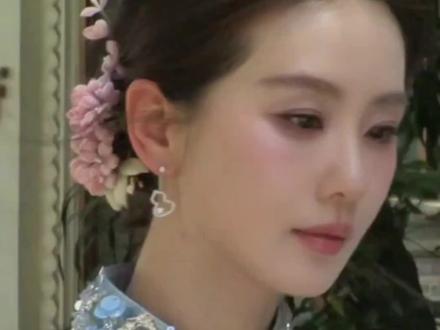 马尔泰若曦你怕花的妆,现在被全网问爆了 #真实生活分享计划
越南河内40℃
若曦:怕花妆
刘诗诗:腮红被追着问
若曦:我要空调!我要冰淇淋!
刘诗诗:别急,冰奶茶管够🥤
#马尔泰若曦 #步步惊心 #刘诗诗越南 #天气一热我就这样发疯