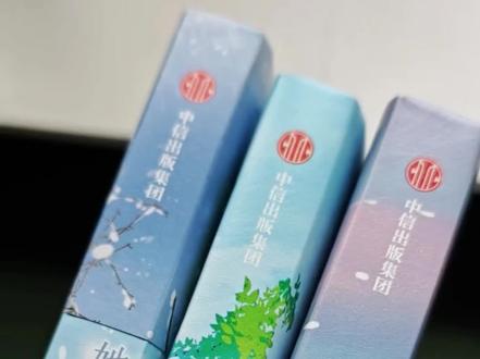 《她的山她的海》这部双女主漫画,真的绝绝子!你就想啊,一个是父母离异、像野草一样生长的池唐,一个是在重男轻女家庭里拼命读书想逃离的游余,俩被世界“遗忘”的姑娘,在高中校园碰上了。然后呢?她们就跟拼拼图似的,把自己的碎片和对方的碎片一块拼起来,互相救赎,这谁看了不嗑生嗑死啊!#她的山她的海 #她的山她的海漫画 #她的山她的海实体书 #二次元少女 #双女主漫画