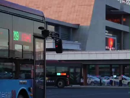 沧州智慧便民巴士上线,开启出行新体验
近日,沧州智慧便民巴士正式亮相,以“核心城区全覆盖、智慧化便捷服务”等亮点,为市民出行带来全新变革,引发广泛关注。
智慧便民巴士融合了公交集约化与网约车个性化优势。系统实时归集同方向出行需求,智能调度车辆,实现“车找人”,告别传统公交“人等车”的困扰。市民下班后手机轻点,车辆就能精准停靠在家附近虚拟站点;周末想去南川老街,输入目的地,系统自动规划最优拼车路线,无需换乘直达景区门口。
首期服务精准锁定核心城区约19平方公里范围,由浮阳大道等多条主干道合围。这里居民区密集,众多成熟小区出门300 - 500米就能找到上车点,破解“最后一公里”难题;商圈、企事业单位全覆盖,通勤办事大幅节省时间;大运河文化带核心景点一键直达,助力城市文旅发展;教育园区和医院周边也在覆盖范围内,满足学生上学和市民就医需求。
智慧服务更是全面升级。通过“优点出行”微信小程序或“沧州行”APP预约,系统自动推荐最近上车点,实时显示车辆位置和预计到达时间。智能调度系统根据目的地和路况动态规划路线,智能匹配同方向乘客拼车。车辆采用新能源,环境舒适,司机服务热情周到。
随着智慧便民巴士的上线,沧州有望形成新的出行文化。无论是上班族、学生,还是游玩市民、打卡游客,都能感受到便捷、高效、温暖的出行体验。关注沧州公交官方渠道,一键预约,开启智慧出行新篇章。#沧州 #公交车 #沧州公交 #望海司 #智汇沧州