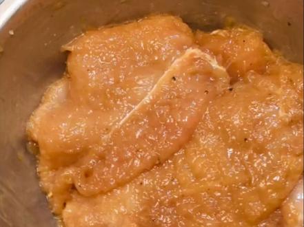 瘦了40多斤吃的最多的原味腌鸡排 不腥不柴鲜嫩多汁 两块鸡胸肉就可以做一周的量 吃不完就直接放冰箱冷冻 吃的时候不用化冻 直接拿出来煎超级方便#在家做美食 #美食 #减脂 #vlog日常 #抖音美食创作者