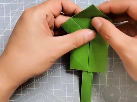 嘴巴会动的小青蛙,折出来很好玩。#创作灵感 #折纸 #亲子手工 #手工 #学会快去试试吧🔥 @DOU+小助手