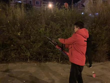 k#烟花🎆 坑人的网红火箭🚀炮,箭头方向应该向下,误导拿反,蓄势待发,笑死人😂😂😂