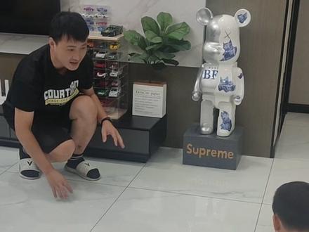 小朋友都喜欢的四驱车大跑道,1块钱就能做出来。@你的爸爸都来做吧。 #亲子手工 #自制玩具 #废物利用