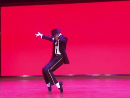 昨天长春高一学生校园晚会表演迈克尔杰克逊舞蹈震惊全场师生!孩子演出前和我说同学们都不知道MJ是谁,他想靠舞蹈让大家了解迈克尔杰克逊!他做到了!请迈迷们点赞支持一下!我的学生周仁博从12岁开始用课余时间和我学舞蹈,平时学习非常忙其实几乎没时间练舞,因为喜欢MJ一直坚持,转眼已经15岁上高中了,第一次在校园舞台上表演,为师倍感欣慰😭也想起我上学时在学校表演MJ的时光!这些会成为你人生中最美的回忆#致敬天王迈克尔杰克逊 #从教室到舞台 #汇报演出 #校园好声音 #校园 #舞蹈 #学生时代 #长春东北师大附中 #演出现场 #杰克逊舞蹈教学