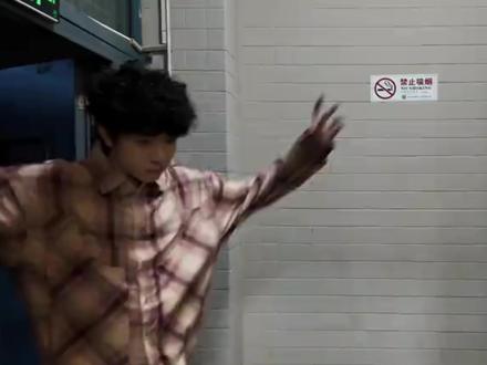 太搞笑了!topbarry征战哈圈归来还是怕妈妈的小孩哥! #topbarry #杨博睿 #小孩哥 #新说唱 #反差萌