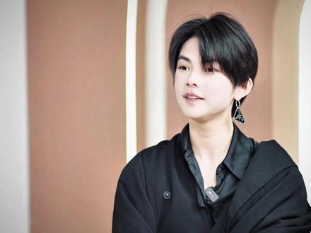 原生家庭竟是校园霸凌的帮凶!! 💔 你是否经历过校园霸凌?你是否在绝望中挣扎,却无人问津?今天,带你走进一个真实而震撼的故事——贴吧神女的逆袭!
👧 她,曾是全校的风云人物,却因一场莫须有的谣言,被贴上“神女”的标签,遭受全校性质的霸凌。💔 被学姐狂扇耳光,被同学嘲笑讥讽,甚至在网络上被无限放大,成为众人茶余饭后的谈资。
💊 绝望中,她想过休学,想过退学,甚至两次尝试结束生命。但家庭的贫困和父母的认知局限,让她不得不坚持上学,即使心如死灰,也要坐在书桌前,为了那遥不可及的“学习进度条”。
💪 然而,她并没有屈服于命运。在大学,她重新找到了生活的希望,结交了一群志同道合的朋友。面对网络暴力,她勇敢站出,用法律武器保护自己,最终胜诉,让霸凌者付出应有的代价!
这一期《谁在说》她告诉我们:无论遭遇多少风雨,只要心中有光,就能照亮前行的路!#校园霸凌 #赵川 #女性力量 #女性成长