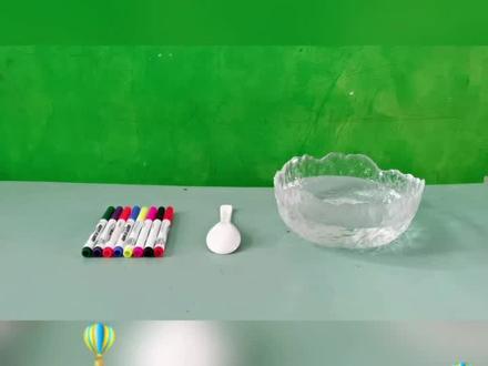 实验原理:因为水溶笔是油性水笔,当你画完画后放在水里它就会浮在水面上了,油轻水重。
