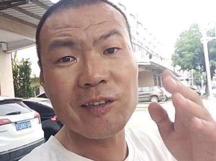 大过年图个彩头,图个新鲜,就应该给你钱吗 很多人只听到一句断章取义的录音,今天完整说清楚当初我说“讨饭”的来龙去脉:
当初肥三斤常年直播造谣我,说我徒步、门店搬迁、和妻子嘟宝同行全是提前写好的剧本,一遍遍在直播间抹黑、歪曲我的真实生活,长期消耗、诋毁我。
忍无可忍之下我直播回击,才说出那句原话。客观来讲,他过年身着财神服饰直播走街,主动向路人、粉丝索要红包喜钱,这是客观存在的行为,我当时情绪上头用词过激,这点我不否认。
但两件事不能混为一谈:
1. 我从未私下联系、私信任何大哥劝阻刷礼物,这是他凭空捏造的污蔑,没有任何聊天记录佐证;
2. 我徒步一是锻炼身体,二是沿路宣传家乡兴化,土特产门店搬迁也是真实规划,并非剧本,他长期造谣我的生活本就是无中生有;
3. 他无实锤就造谣海来富大舞台全是假人,随意抹黑同行;直播间只要观众客观中立、替我说公道话,就直接拉黑禁言,只允许粉丝跟风攻击我;
4. 他声称一通电话就能随意操控大哥刷礼物,完全是夸大、编造虚假信息。
他扬言要来兴化报警,我全部留存完整直播录屏、公屏截图证据。我承认当时言辞不妥,但他长年累月直播针对性造谣、恶意诋毁在先。网络发言有理有据可以争论,凭空捏造谣言、刻意断章取义带节奏抹黑他人,同样需要承担相应责任。
此录屏原视频切片为2026年4月23号晚上22点07分