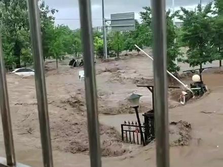 近日,北京一对母子从洪水围困中被救出。因直升机座位有限,母子俩互相推让。最终,儿子把妈妈推上了飞机一天后,儿子也被成功转移。重聚的这一刻,妈妈的眼泪再也忍不住……