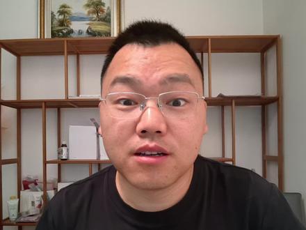 三星的HBM4E刚上市,怎么就扯上华为和韬定律了?连基本概念都没搞清楚,就急着喊“赢麻了”?
我们在内存领域确实整体不如人家——我说的是所有企业,不只是华为。你们到底在高兴什么啊?
人家涨价没把你涨服气?还是涨得你很舒服?国内现在只有能量产HBM3E的公司,根本没一家能做HBM4。落后就要挨打的道理,真的不懂吗?