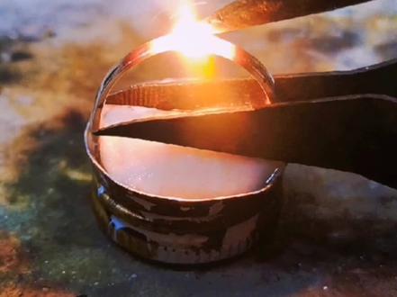 你知道钻戒圈口是怎样调小的吗?#铂金戒指 #钻戒改圈 #珠宝维修 #工匠手艺 @抖音小助手