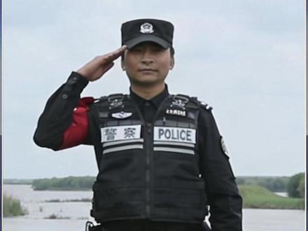 【#为额旺格拉送上一朵花 】#把英雄的赞歌唱给你听 2026 年 2 月 27 日,四川红原民警额旺格拉抓捕命案逃犯时遭枪击,壮烈牺牲,年仅 37 岁。他爱唱歌、守草原,用生命践行忠诚。英雄已逝,浩气长存,致敬,铭记!#额旺格拉警号封存 (总台央视记者 张李彬 曾晓蕾 李佳 刘强 王玉龙)