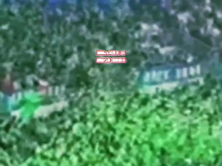 11月21日晚,湘超第11轮,郴州主场3:0大胜湘西。经历四轮平局,兵败永州,掉出八强后,郴州队知耻而后勇,以一场酣畅淋漓的胜利重返八强,不枉我们球迷助威团那片郴州绿,90多分钟全程不停歇唱跳呐喊助威。
上半场第16分钟,通过角球争顶,6号鲍锦荣在禁区外接球,远射破门,帮助球队1:0取得领先。
下半场第74分钟,“核武七”7号王博接队友8号蒋政的横传,推射空门得分,将比分扩大为2:0。
下半场第83分钟,8号蒋政主罚任意球,击中队友36号陈震龙的背部折射入网,3:0锁定胜局。
本场比赛,赣超冠军赣州队球迷和粤港澳大湾区球迷受邀到现场为郴州队加油助威。这场久违的胜利,已为郴州打开八强之门,希望常规赛最后两轮,郴州乘胜追击,坐稳八强之席,携手永州、衡阳,湘南三虎齐聚八强。
郴州,加油!#湘超dou是郴州范 #足球 #郴州vs怀化 #比赛现场 @郴州日报