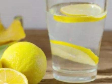 我是小崔:发烧或者腹泻,为什么要喝电解质水呢?#电解质水 #防疫