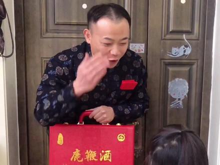 禽贼先禽王,先搞定丈母娘。丈母娘一表态,幸福大门就打开。丈母娘一点头,媳妇就盼到头。#搞笑 @抖音小助手