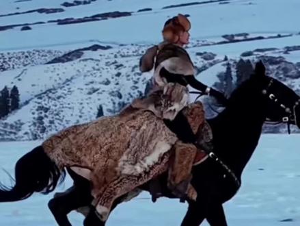 #贺娇龙意外怎么发生的 听听她的同事怎么说!作为新疆伊犁昭苏人,我为她的丰功伟绩骄傲!更为她的离去心痛!她是天山的女儿,是新疆的女儿,她走了归于天山母亲的怀抱,但她永远活在新疆人民的心中!贺局长一路走好!骑天马纵天山南北,驰疆域飞新疆大地!🙏🏻🙏🏻🙏🏻