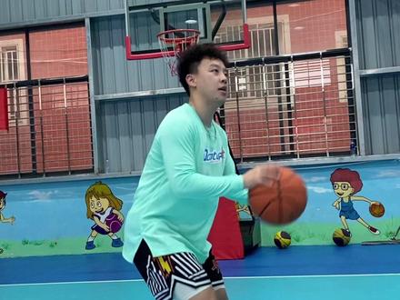 后卫跟中锋的关系一般都很好,因为…#三年哥 #篮人 #篮球